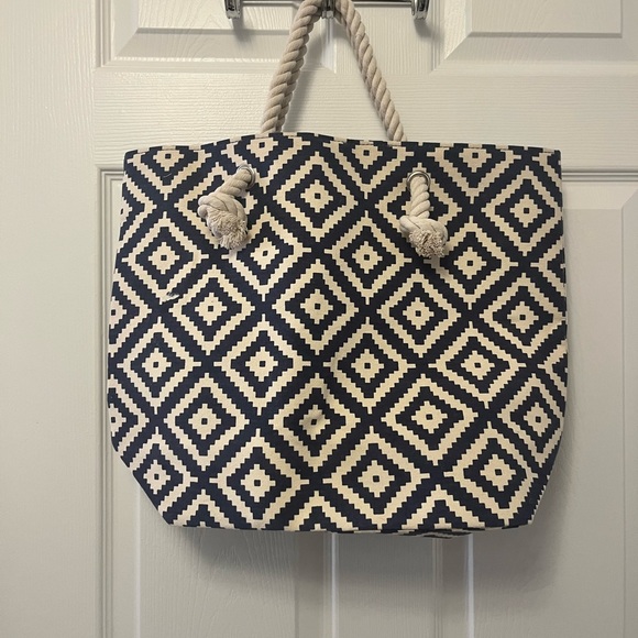 Summer and Rose Beach Tote Navy & White Chevron - Picture 4 of 6